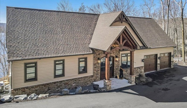 Luxurious 5-bedroom house overlooking Lake Wallenpaupack with AC & WiFi