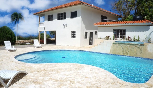 Luxurious 5-bedroom villa with WiFi, Pool, Jacuzzi and AC enchanting Cabrera