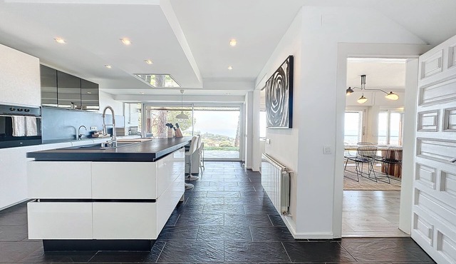 Luxurious 5-bedroom villa with WiFi, AC in enchanting Cabrils