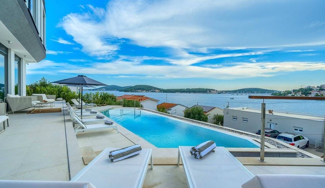 Luxurious 5-BR Villa for 10 with Panoramic Views and Heated Pool