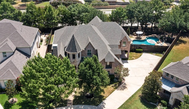 Luxurious 5 BR w/Resort Style Pool & Theater Room in Murphy