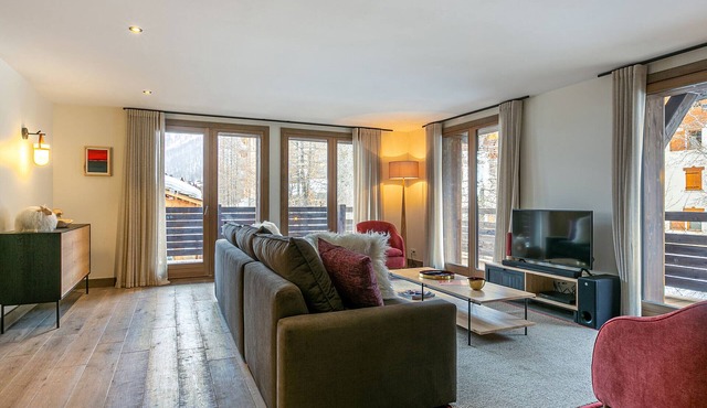 Luxurious 5-Room Apartment in Val-d'Isère with Balcony and Mountain Views