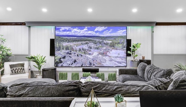 Luxurious 5 Star 5-Bedroom, 4-Bathroom Designer Estate