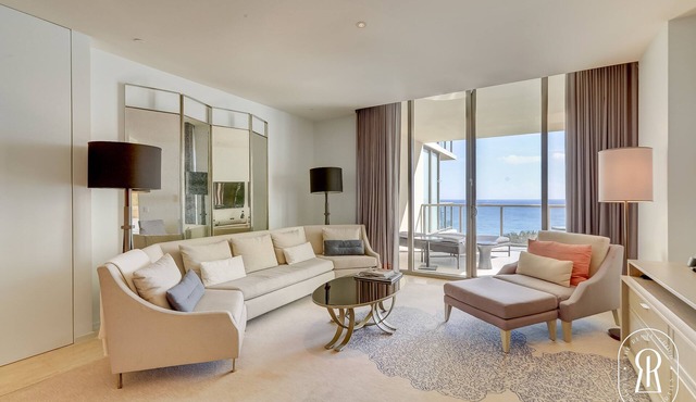 Luxurious 5 Star Beachfront Paradise 2 Balconies