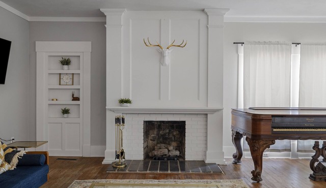 Luxurious 5-Star Home, Heart of Ozark, MO - Ideal for Memorable Getaways!