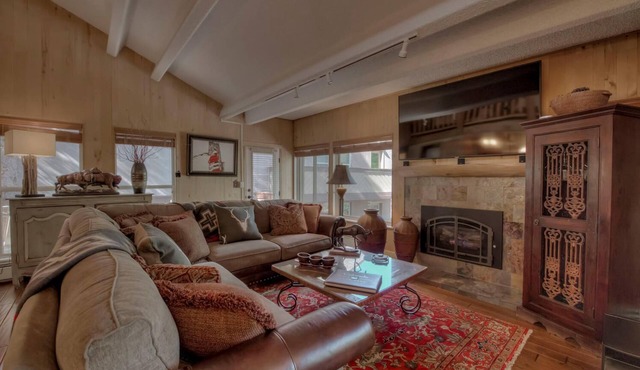 Luxurious. 5 Star Property. Walking distance to Lifts & Main Street. Hot tubs.