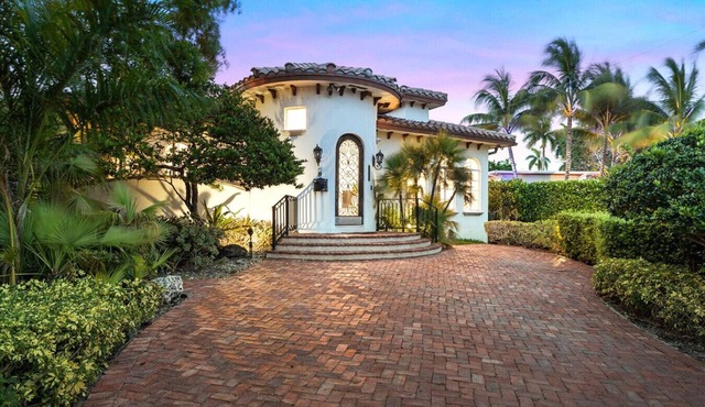 Luxurious 5BR/3BA Lakefront Villa near Beach