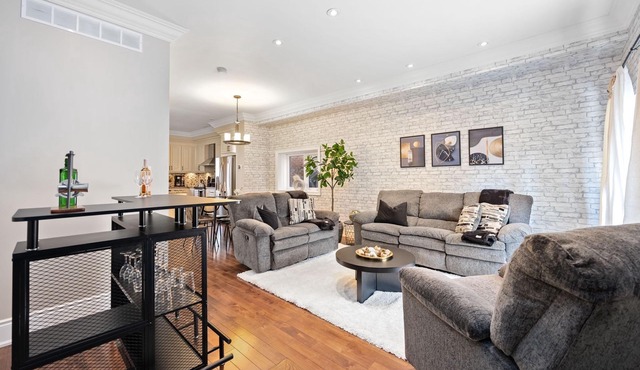 Luxurious 5BR-4WR Home in Downtown Toronto – Modern, Spacious & Cozy Retreat!