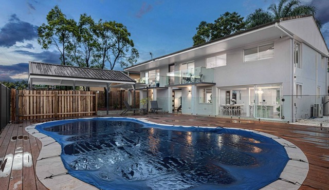 Luxurious 5BR Oasis with Pool and Entertainment