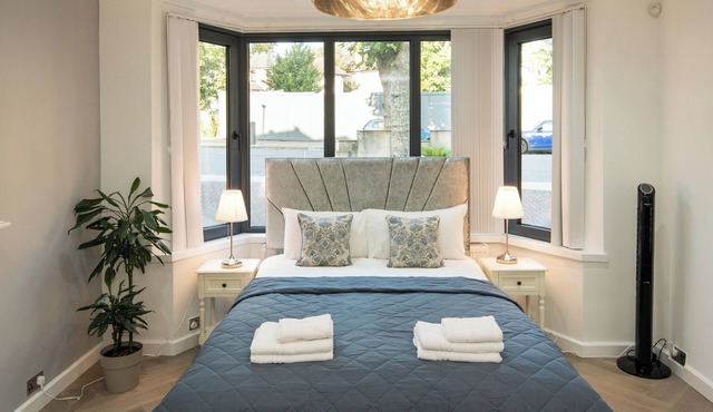 Luxurious 6-Bed House with Pool and Free Parking