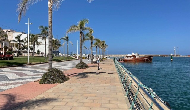 Luxurious 6 bed Villa: A/C, 3 bathrooms, office, private Pool & many Sun Decks