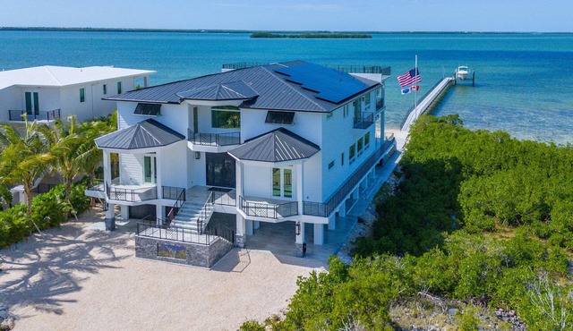 Luxurious 6 Bedroom 8 Bath Open water pool home on Ramrod Key with great boating
