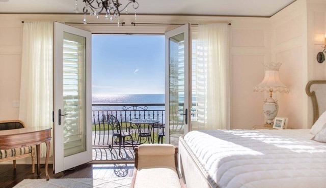 Luxurious 6 bedroom estate with lake view & beach