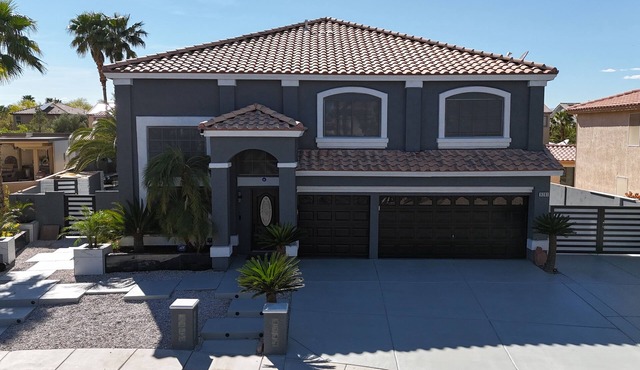 Luxurious 6-Bedroom House In Las Vegas with Pool And Spa - EV Charger