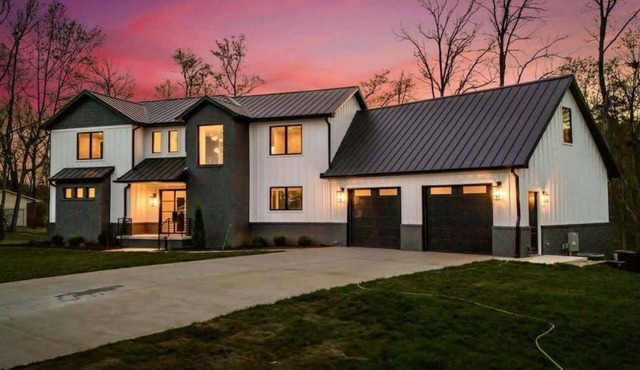 Luxurious 6-Bedroom Lakefront Retreat