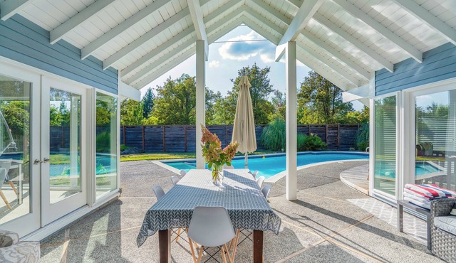 Luxurious 6-bedroom Villa with Pool in Clyde Hill