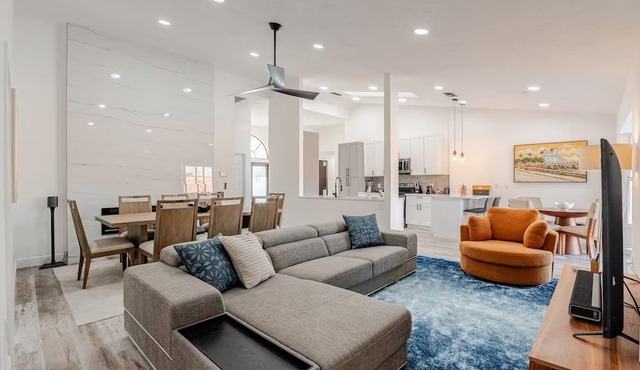 Luxurious 6-bedroom house with Heated Pool & Patio minutes from WEF.