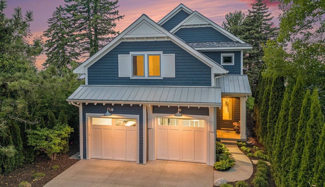 Luxurious 6-bedroom beach house on Lake Michigan between Holland and Grand Haven