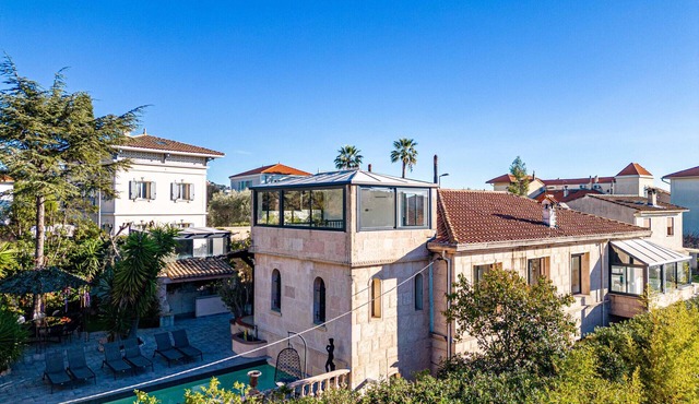 Luxurious 6 bedroom villa with pool & sauna