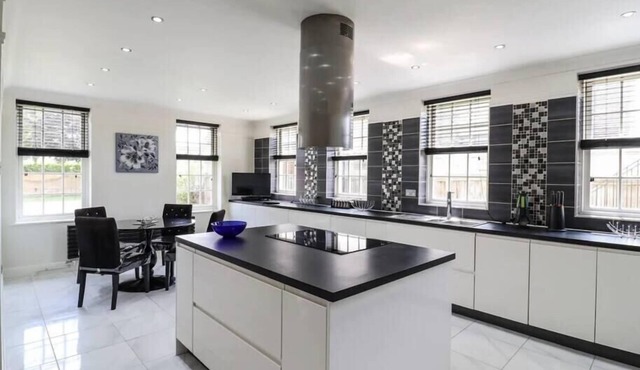 Luxurious 6 Bedroom Villa with Pool | Sleeps 20