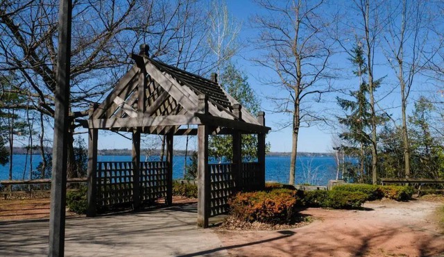 Luxurious 6-Room Lakefront House