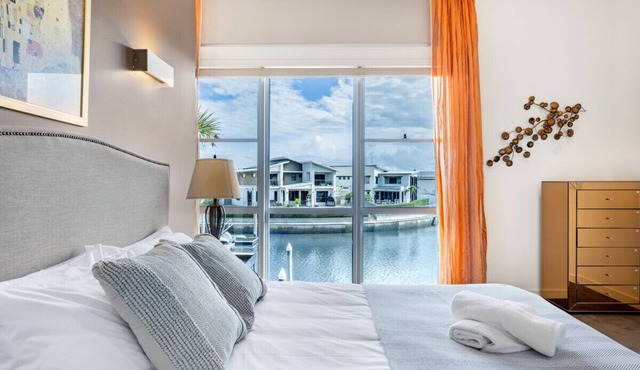 Luxurious 6BR Retreat W/Pool & Port @BiggeraWaters