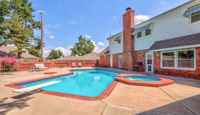 Luxurious 7 bedrooms Retreat with Heated Pool , Hot tub & King Beds