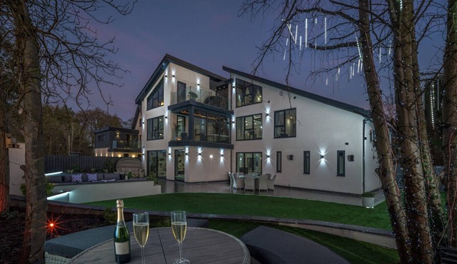 Luxurious 7 bedroom durham mansion pool, hot tub, cinema