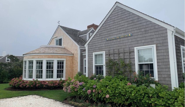 Luxurious 7-bedroom house with stunning views and infinity pool