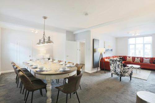 Luxurious 7-Bedroom Home in Solihull, close to NEC & BHX