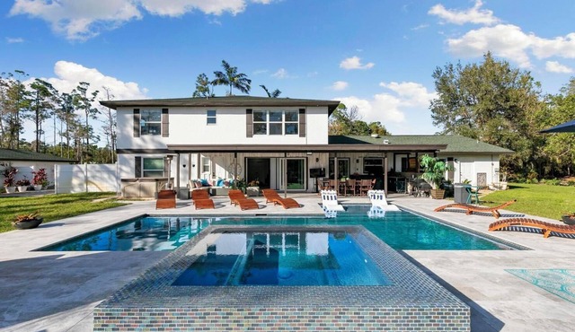Luxurious 7-bedroom villa with pool/spa and pickleball court in fabulous Naples