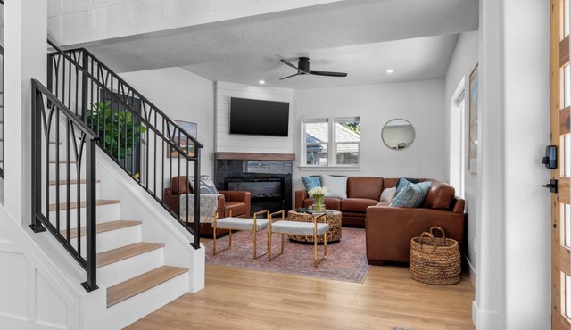 Luxurious 7BR/4BA retreat! Hot Tub, Fire Pit, Arcade Games, Huge Covered Patio