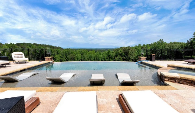 Luxurious 8-bedroom mountain resort with infinity pool, fire pit & much more