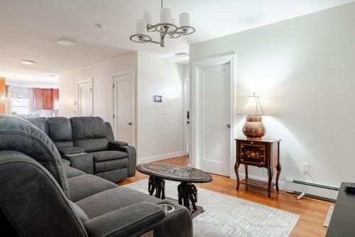 Luxurious 8 Bedrooms Two Suite Apt