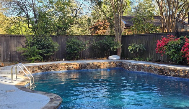 Luxurious 8- BR Mansion with Pool- Near Germantown, Fully Fenced Backyard.