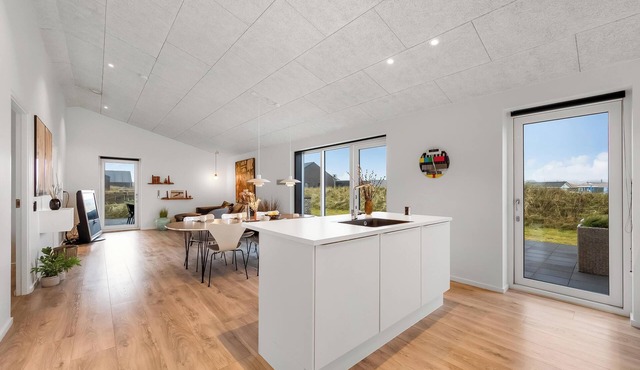 Luxurious 8-person house with a spacious outdoor spa - 1003