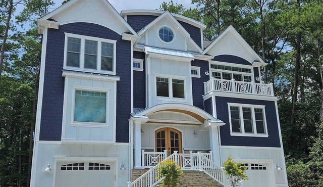 Luxurious 9 bedroom home with private pool and game room
