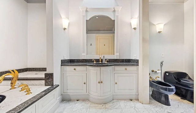 Luxurious 9-bedroom estate in Beverly Hills with WiFi, AC, fitness room