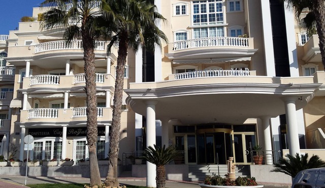 Luxurious apartment with direct sea view (free WIFI, 5 minutes to the beach)