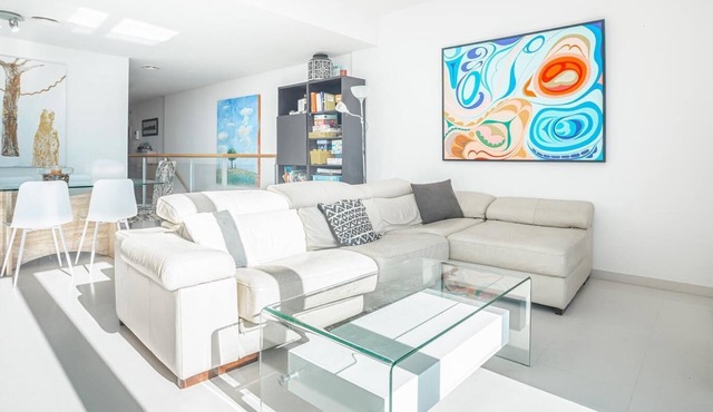 Luxurious and modern duplex near the sea