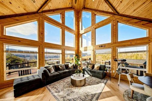 Luxurious A-Frame Mountain Retreat with Hot Tubs & Game Room Near Seneca Rocks, Milam, WV