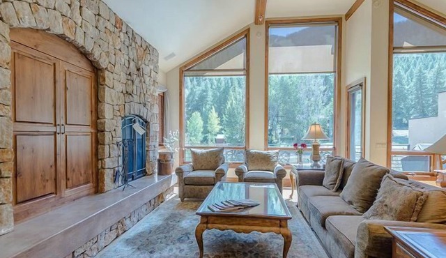 Luxurious Accommodations - Walk to Warm Springs Lifts