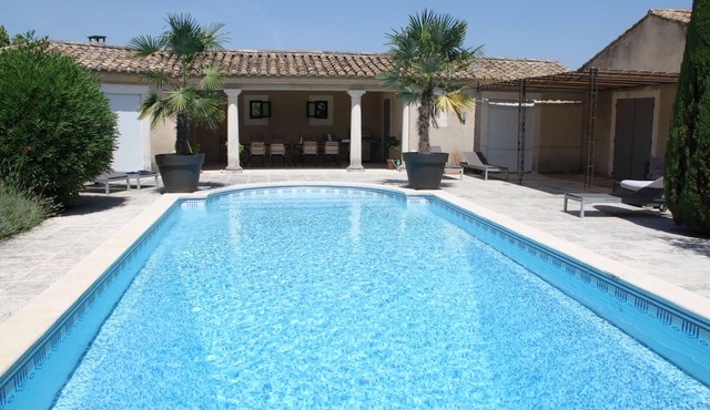 Luxurious, air-conditioned villa, ten minutes stroll to vibrant Eygalieres