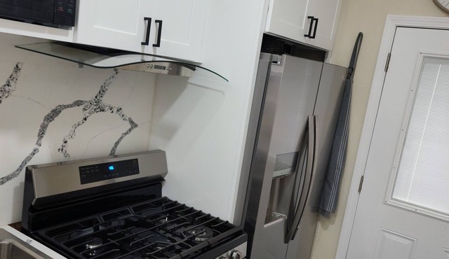 Luxurious All Private 1 bedroom Guest Suite, King bed in Lancaster with AC, WiFi