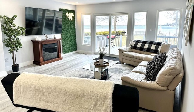 Luxurious all season Lake Couchiching waterfront cottage