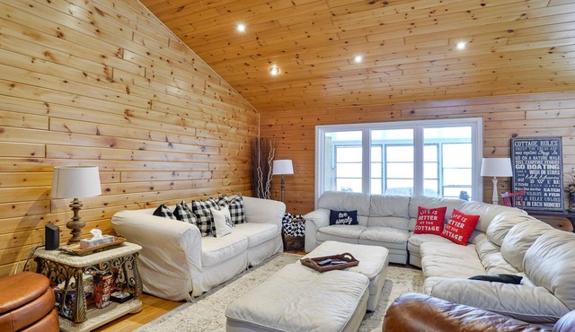 Luxurious All-season Simcoe Lakefront Cottage