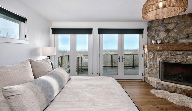 Luxurious and Chic Blue Mountain Chalet with Outstanding Views