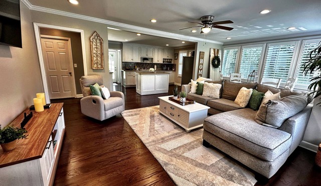 Luxurious and Cozy Midtown Home Near Fort Moore and Uptown