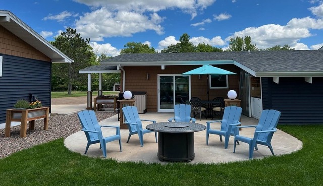 Luxurious and Fun Lake Cottage Near Munger & Soo Line. 8 kayaks, 2 paddleboards.