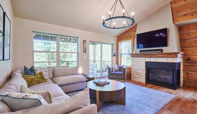 Luxurious and Pristine Winter Park Cabin w Deck Views & Private Hot Tub